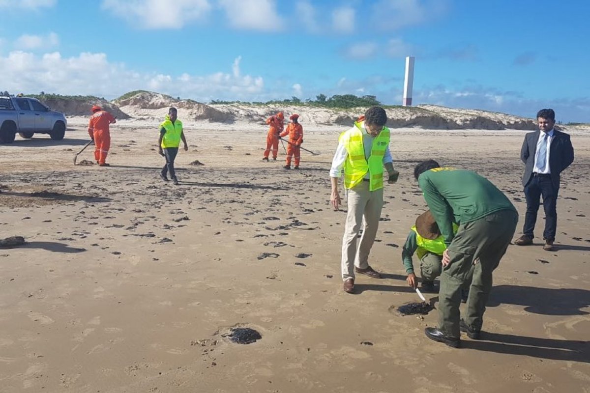 Salles afirma que 100 toneladas de resíduos de petróleo foram removidos da costa do Nordeste desde setembro