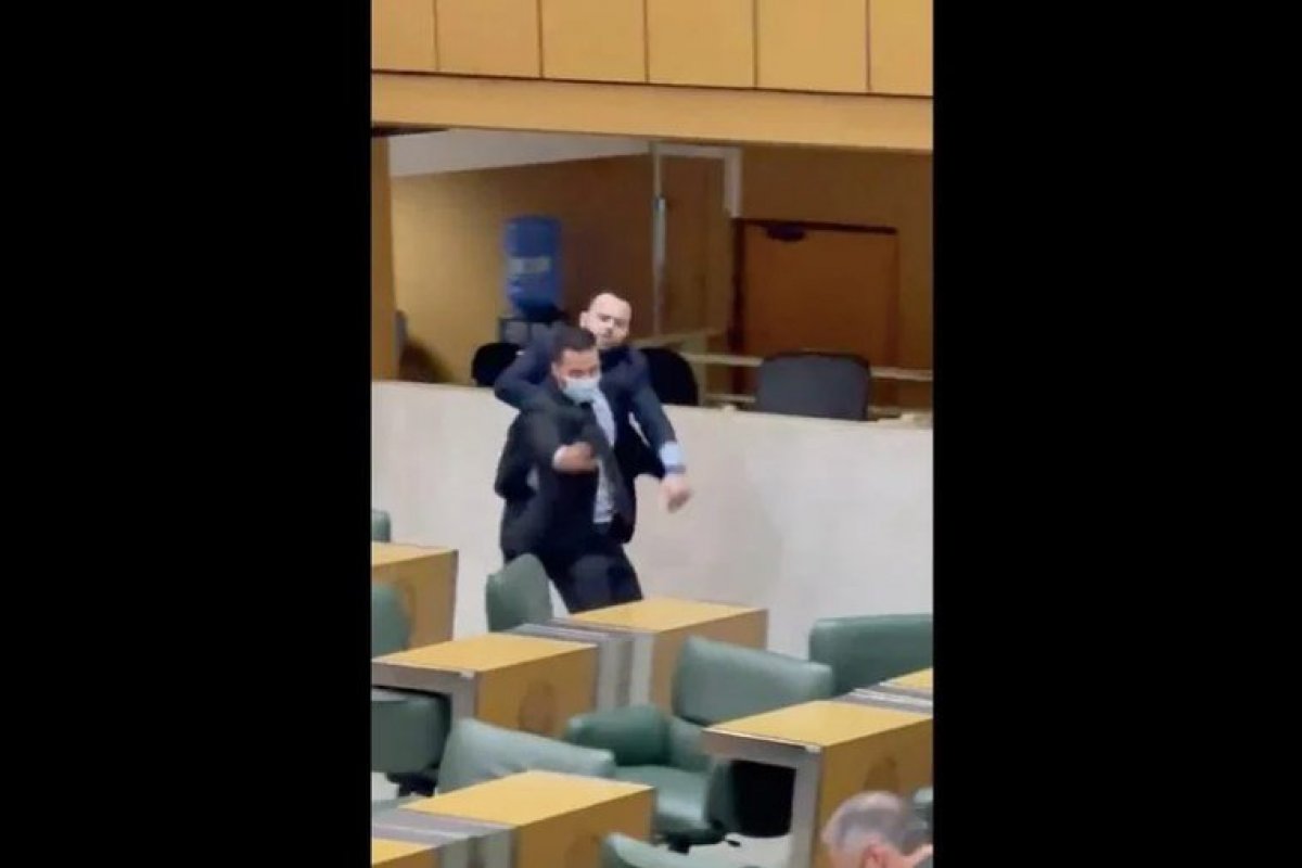 Vídeo: deputados estaduais protagonizam discussão na Alesp