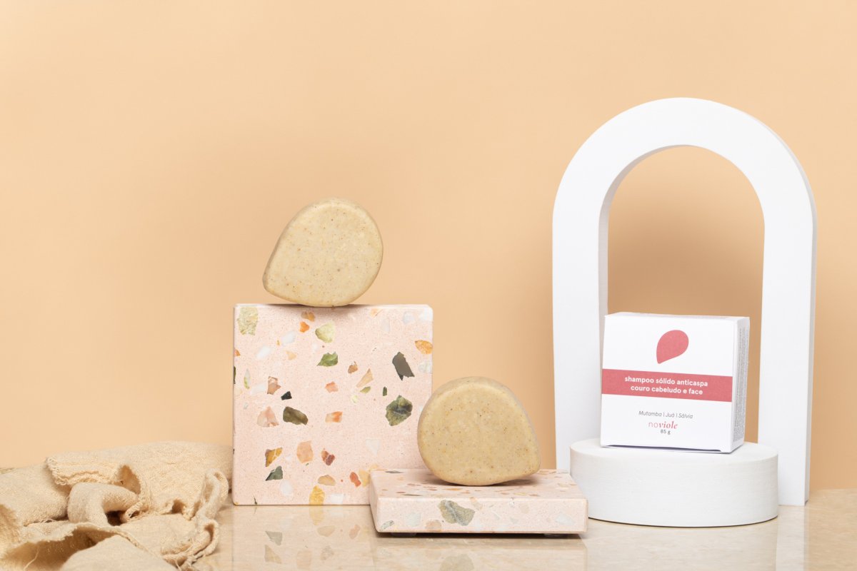 Noviole lança o primeiro Shampoo Sólido Anticaspa Clean Beauty do mercado