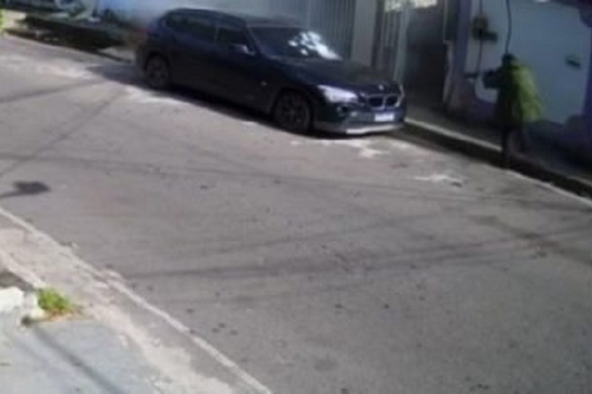 Carro de vereador do Rio de Janeiro é fuzilado e assessor morre