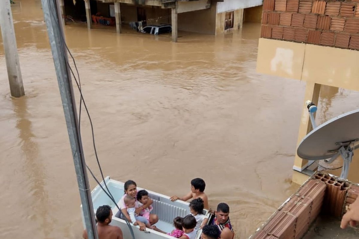 Defesa Civil da Bahia começa a enviar alerta a cidades com previsão de chuvas fortes