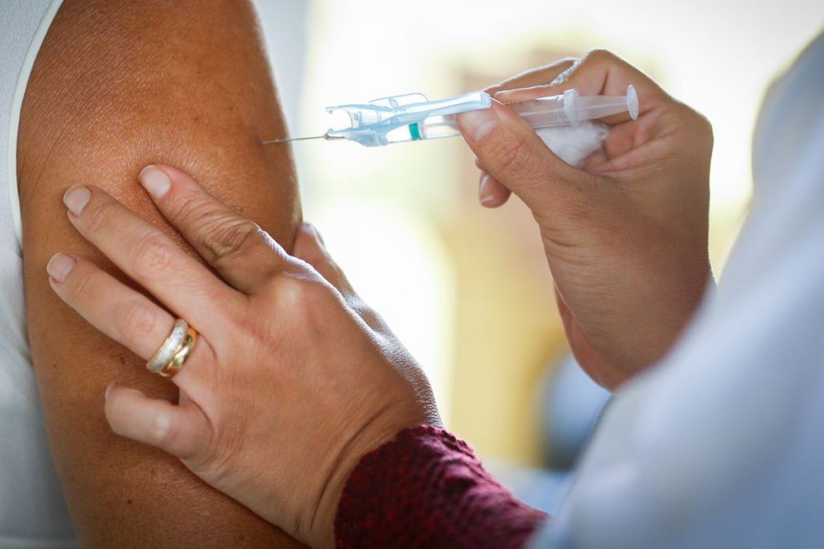 Brasil vacina 40,5% dos idosos com dose de reforço contra a Covid-19