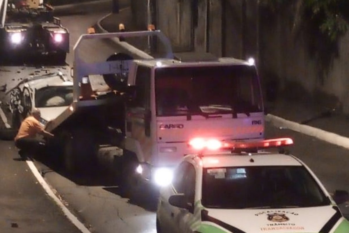 Em Salvador, mulher fica ferida após carro bater em poste