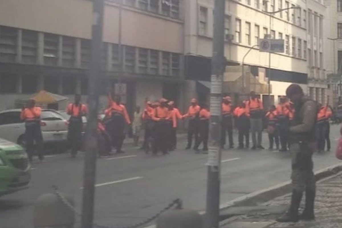 Fiscais da Zona Azul realizam protesto e fecham o trânsito na Av. Estados Unidos, em Salvador