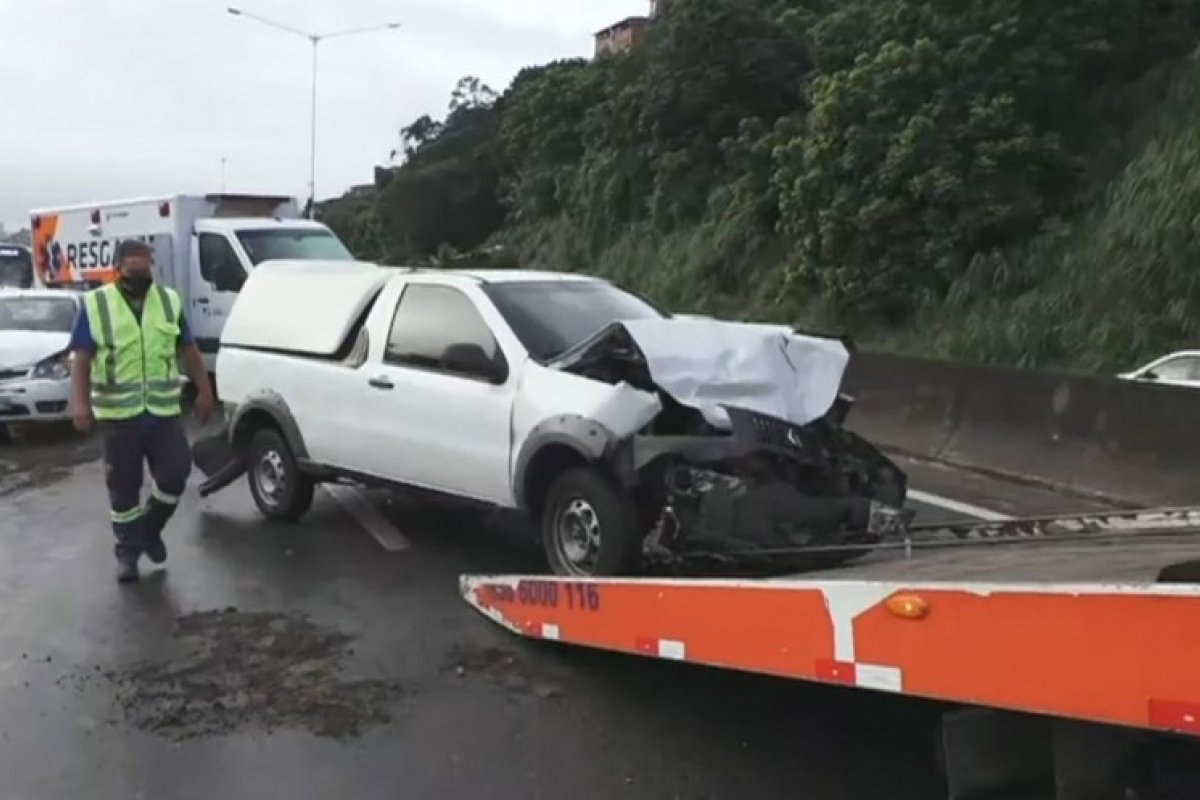 Acidente envolvendo quatro veículos deixa trânsito lento na BR-324, em Salvador