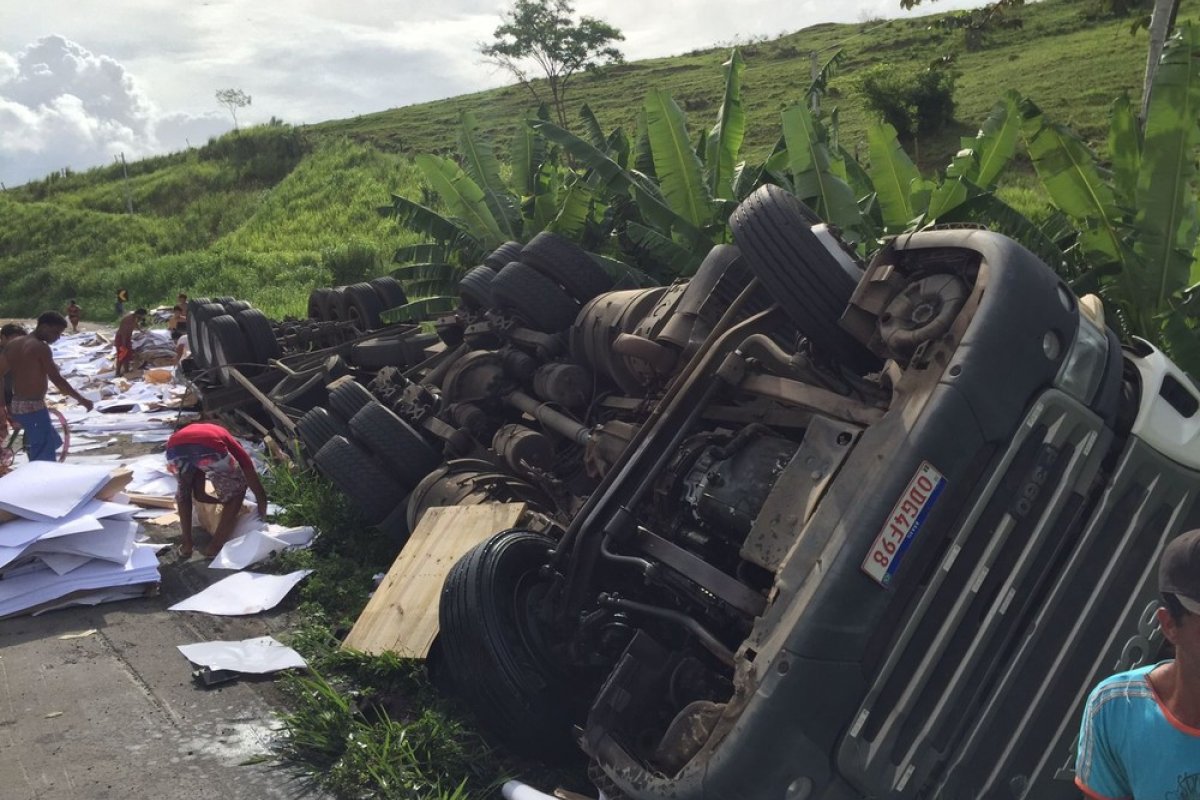 Carreta tomba na BR-101 e deixa motorista ferido no sul da Bahia