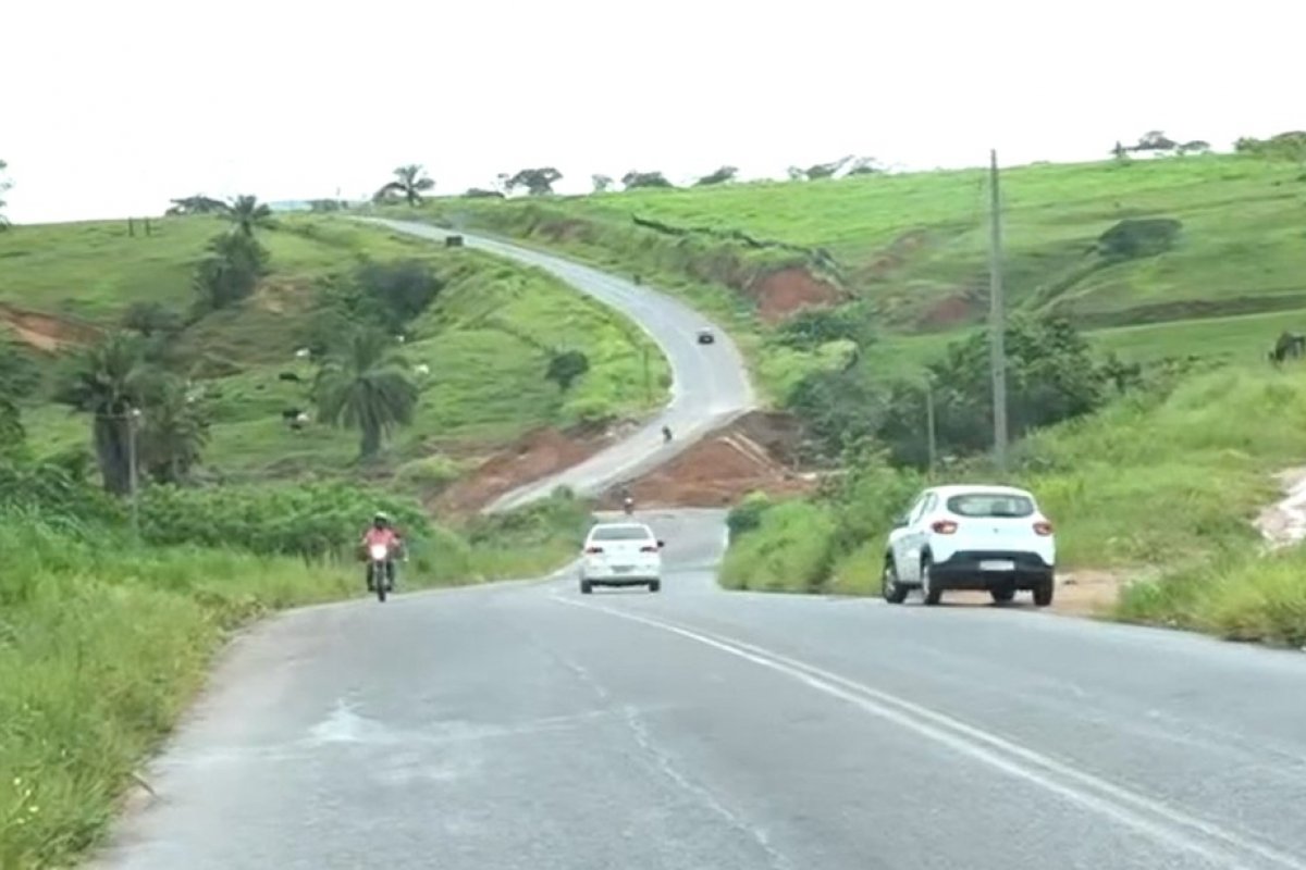 Motorista morre após carro cair em rio no sul da Bahia