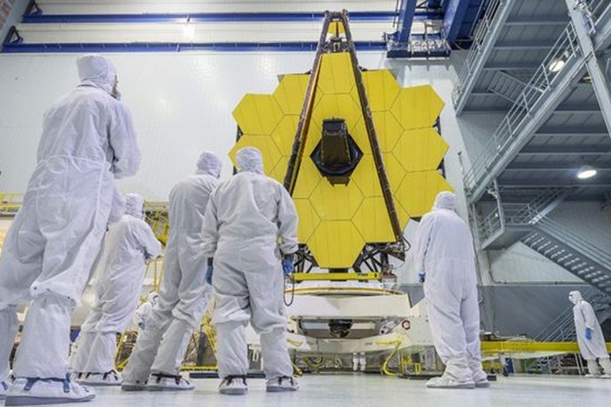 Telescópio de US$ 10 bilhões é configurado para buscar primeiras luzes do universo