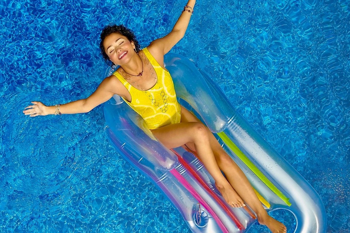 Sol, mar e piscina: saiba quais hábitos adotar para cuidar dos fios e aproveitar a estação mais quente do ano