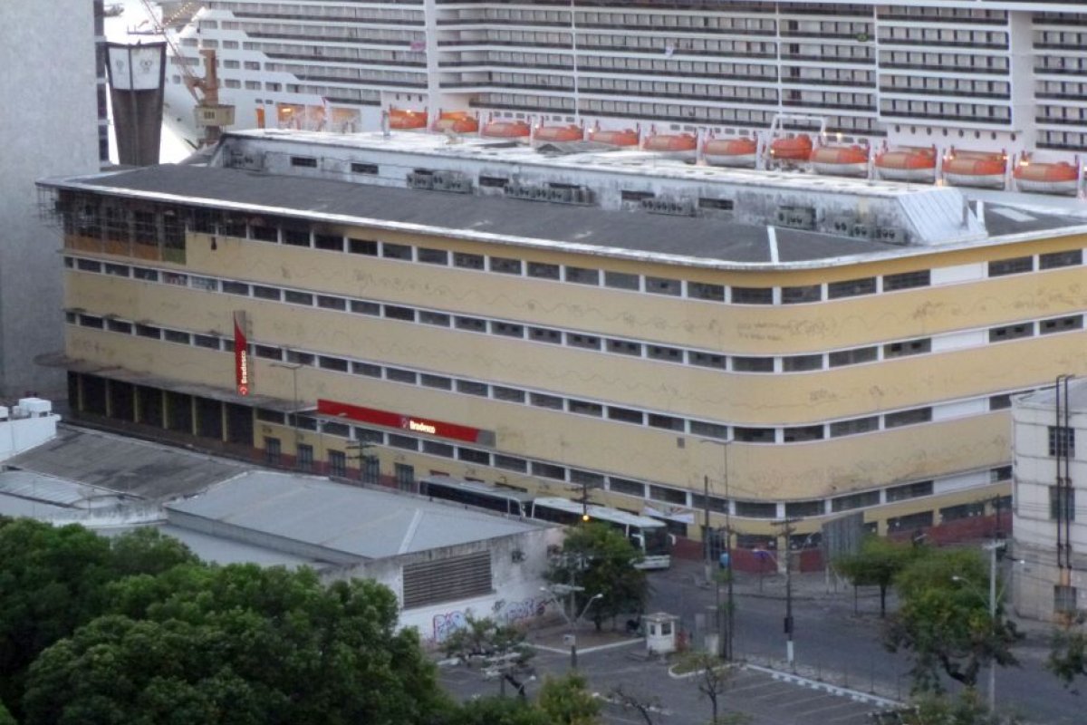 Dois homens são baleados no bairro do Comércio, em Salvador
