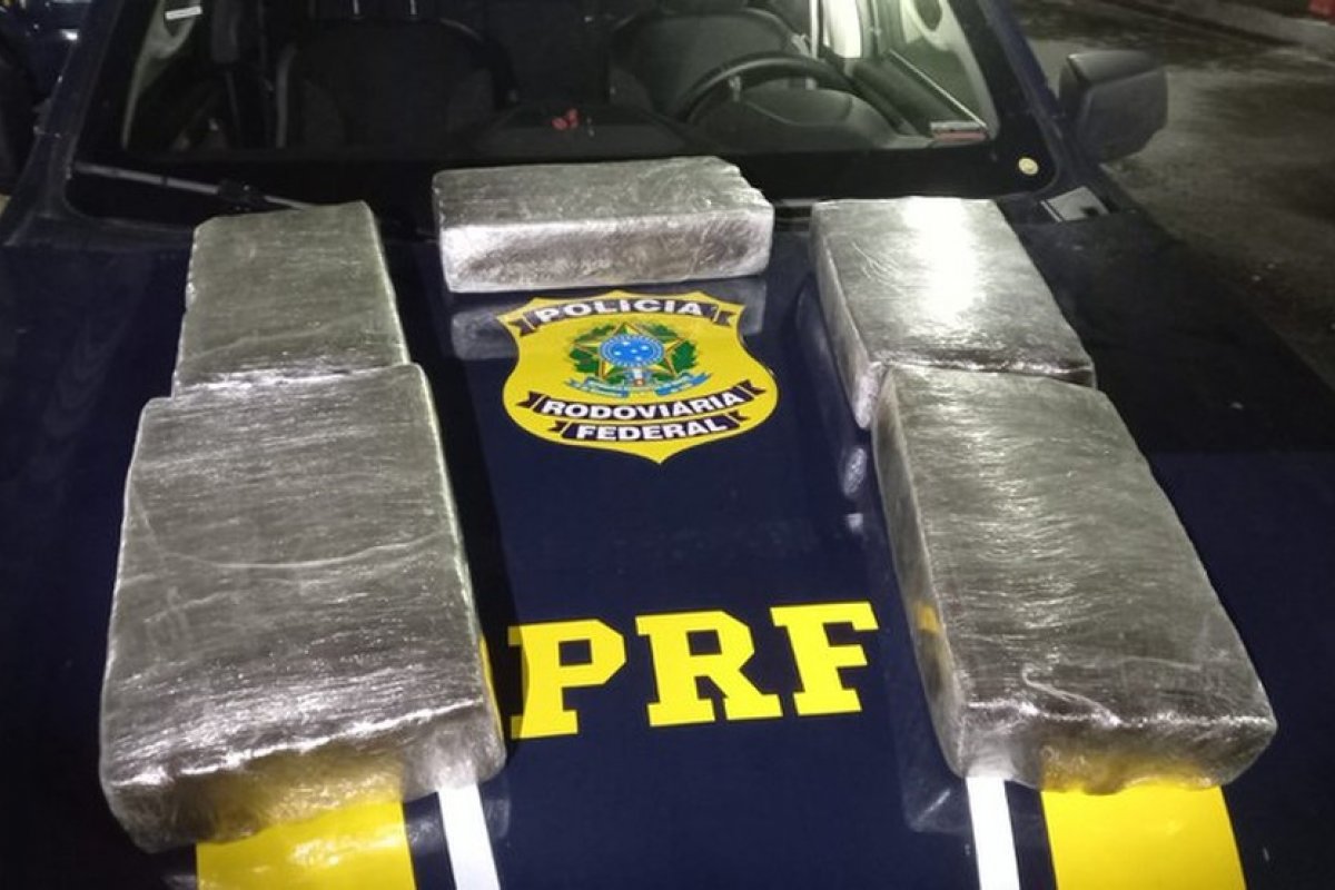 PRF e PM prendem mulher com quase 22 quilos de maconha dentro de ônibus, em Seabra
