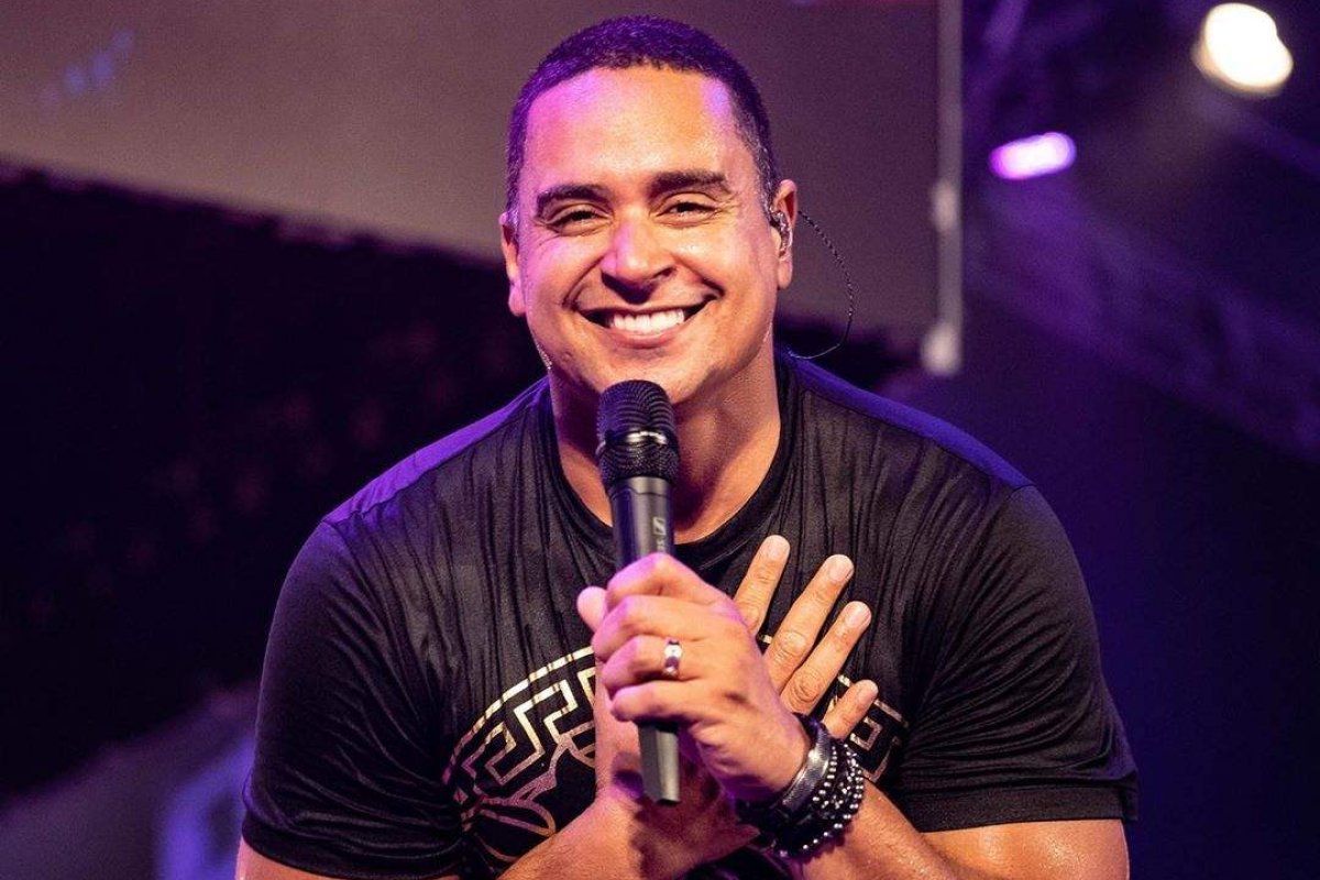 Vídeo: Cantor Xanddy para show após suposto gesto obsceno de secretário, na Bahia