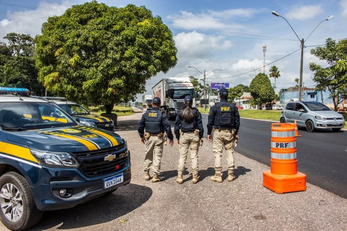 Polícia Rodoviária Federal apreende produtos falsificados na BR 242