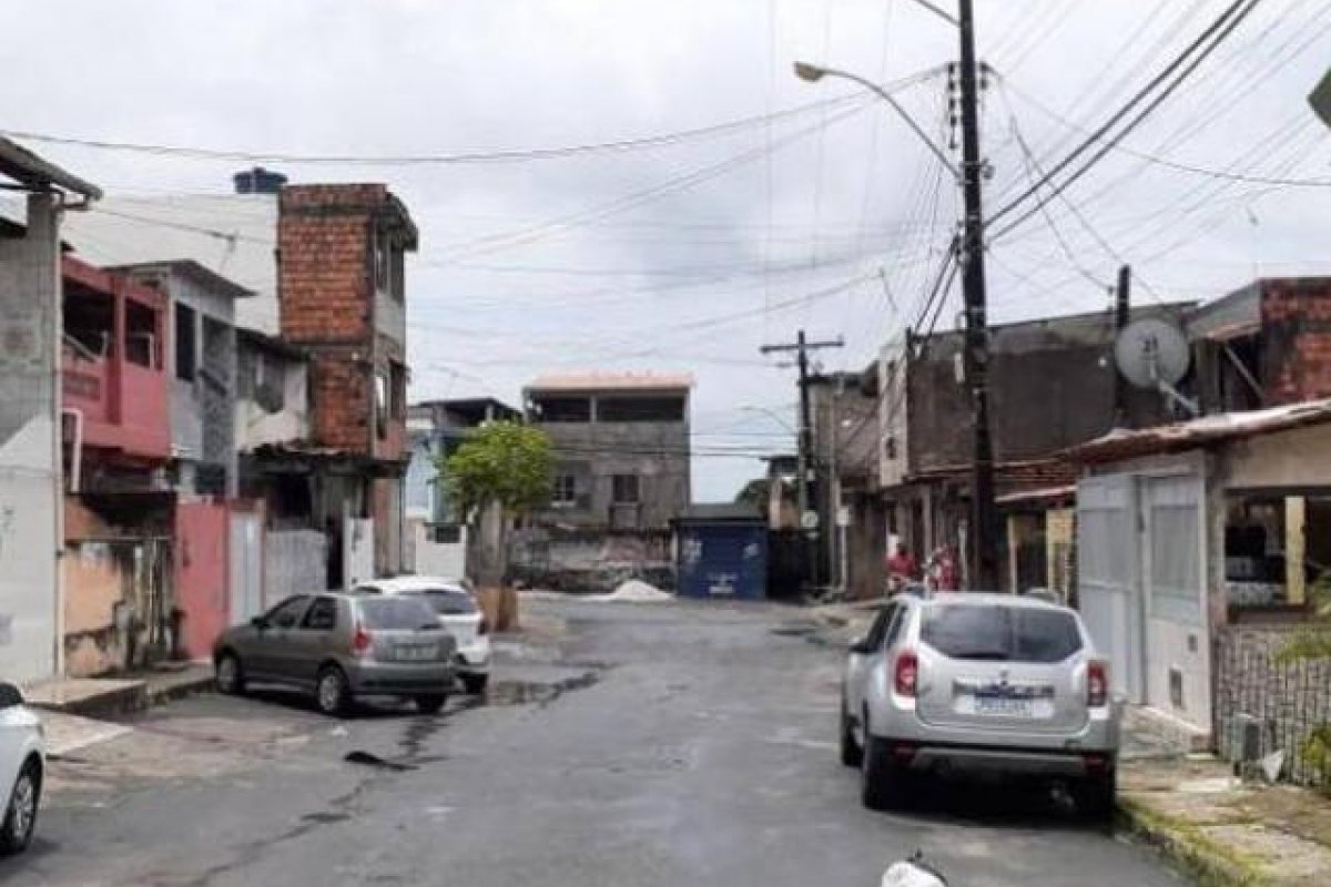 Loja é assaltada por homens armados no bairro de Pirajá, em Salvador
