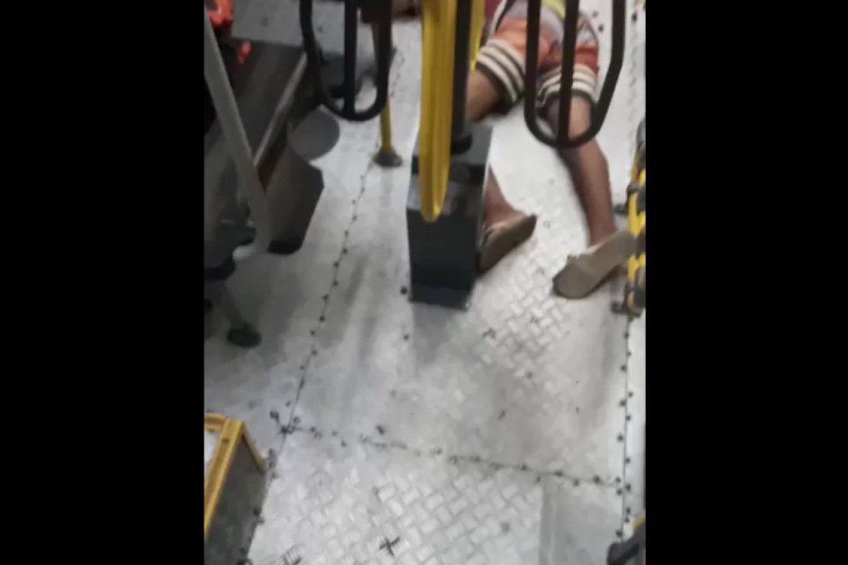 Em tentativa de assalto, suspeito é baleado por PM dentro de ônibus, em Salvador