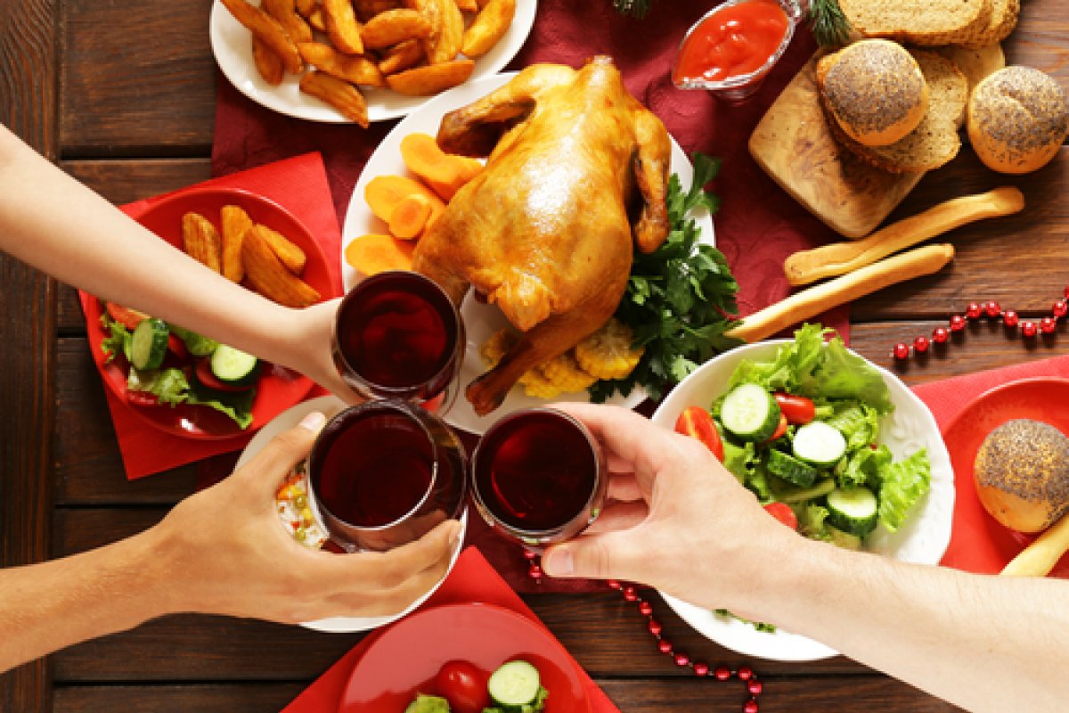 Festas de final de ano: especialista conta como evitar ganho de peso com a comilança