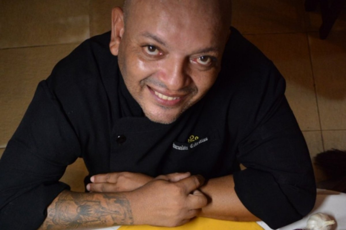 Chef Jurandir Celestino prepara menu de final de ano do restaurante Casa da Vila em Morro de São Paulo
