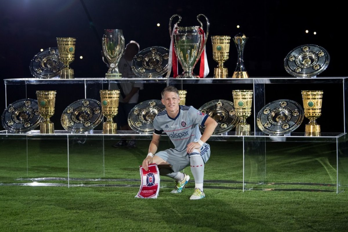 Meia Schweinsteiger anuncia aposentadoria dos gramados