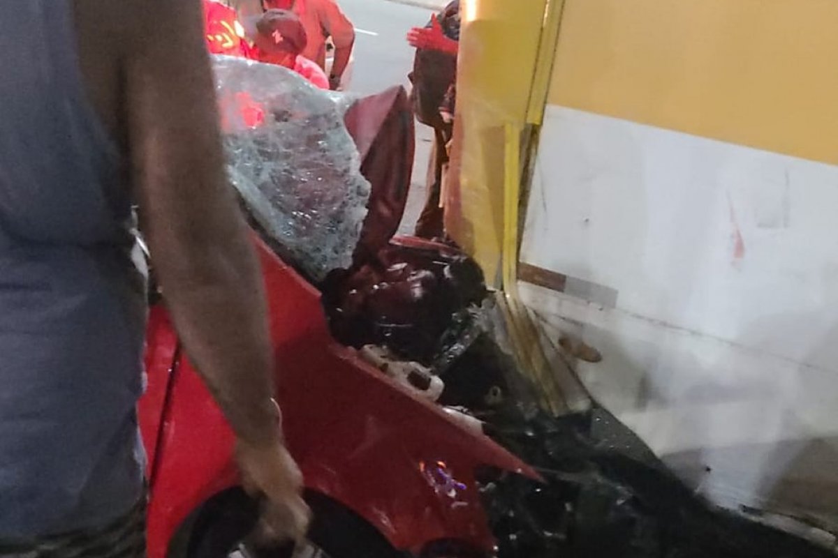 Acidente entre carro e ônibus deixa ferido na Avenida Bonocô, em Salvador