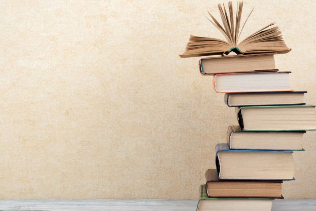 Feira vende livros a R$2 em shopping de Camaçari