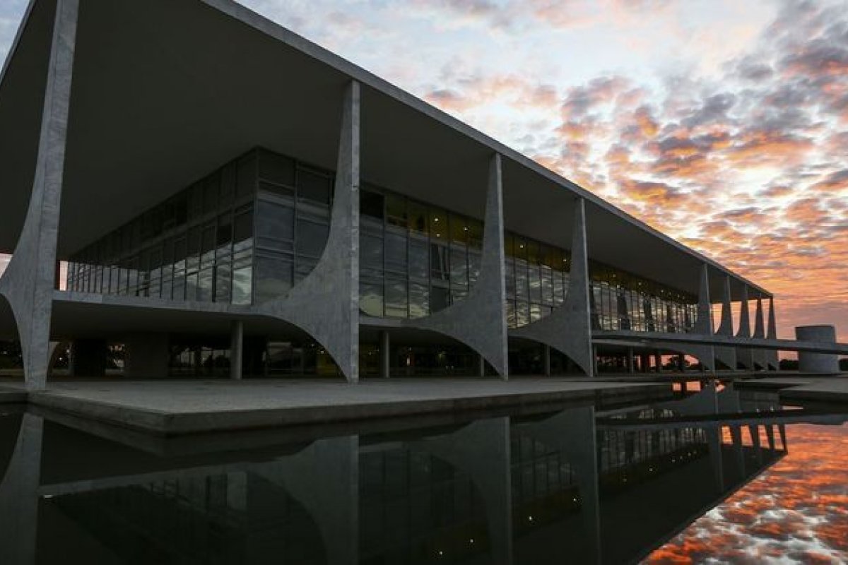 Decreto zera PIS/Cofins para cateteres e muda IPI sobre vidraçaria