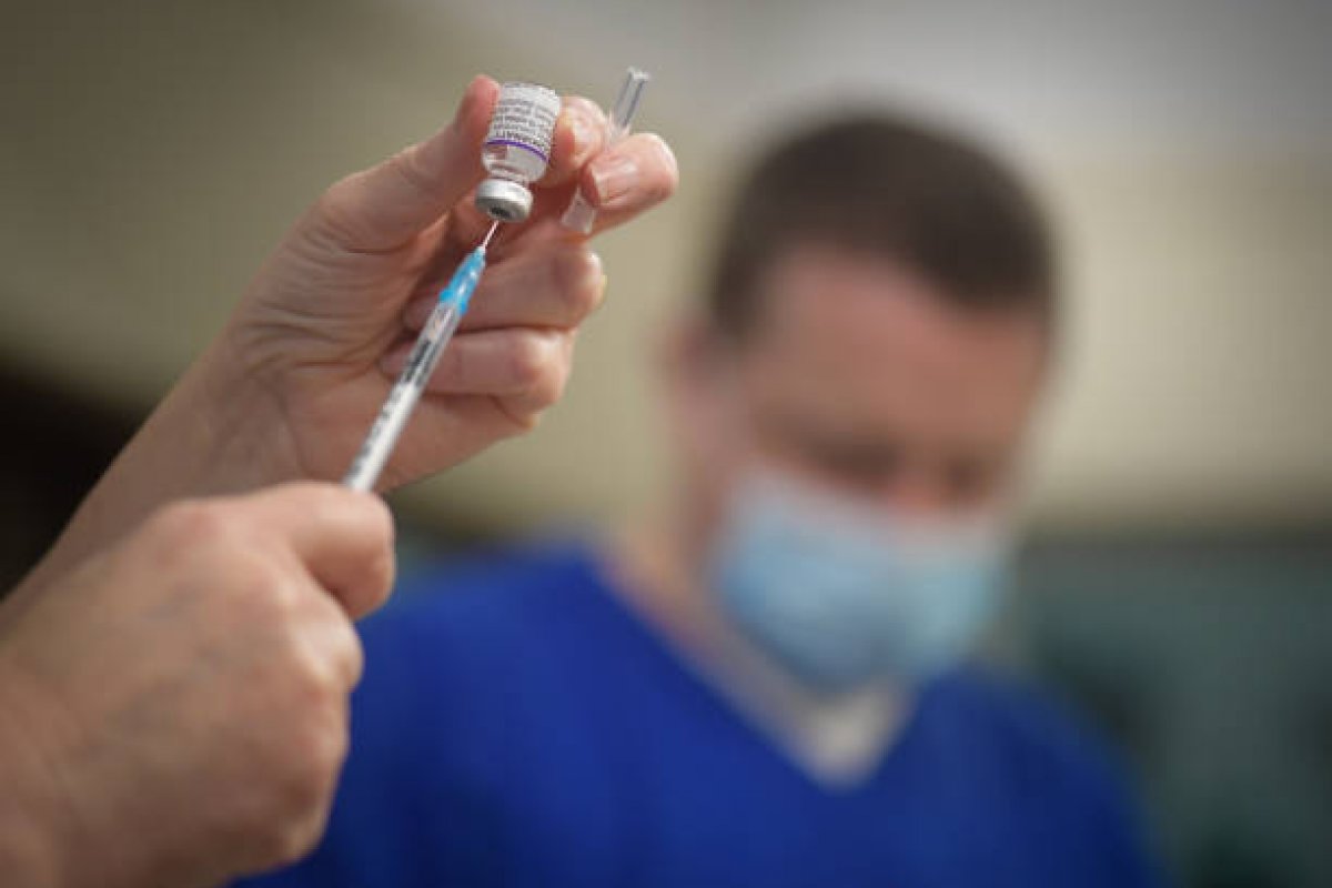 Esloveno se vacina sete vezes para vender passaportes sanitários e é preso