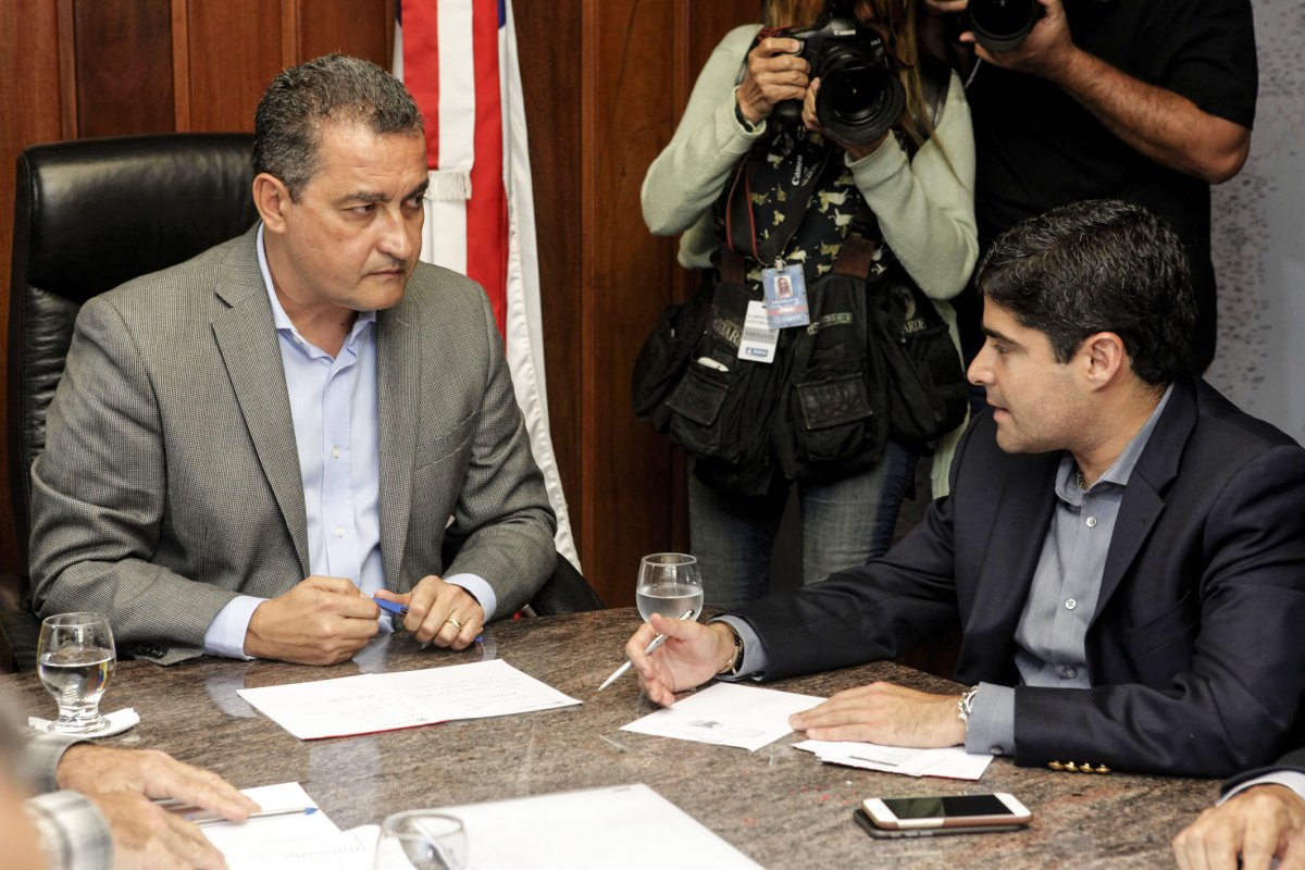 Rui alfineta ACM Neto e diz que povo cansou de político com "cabelo de vaselina"