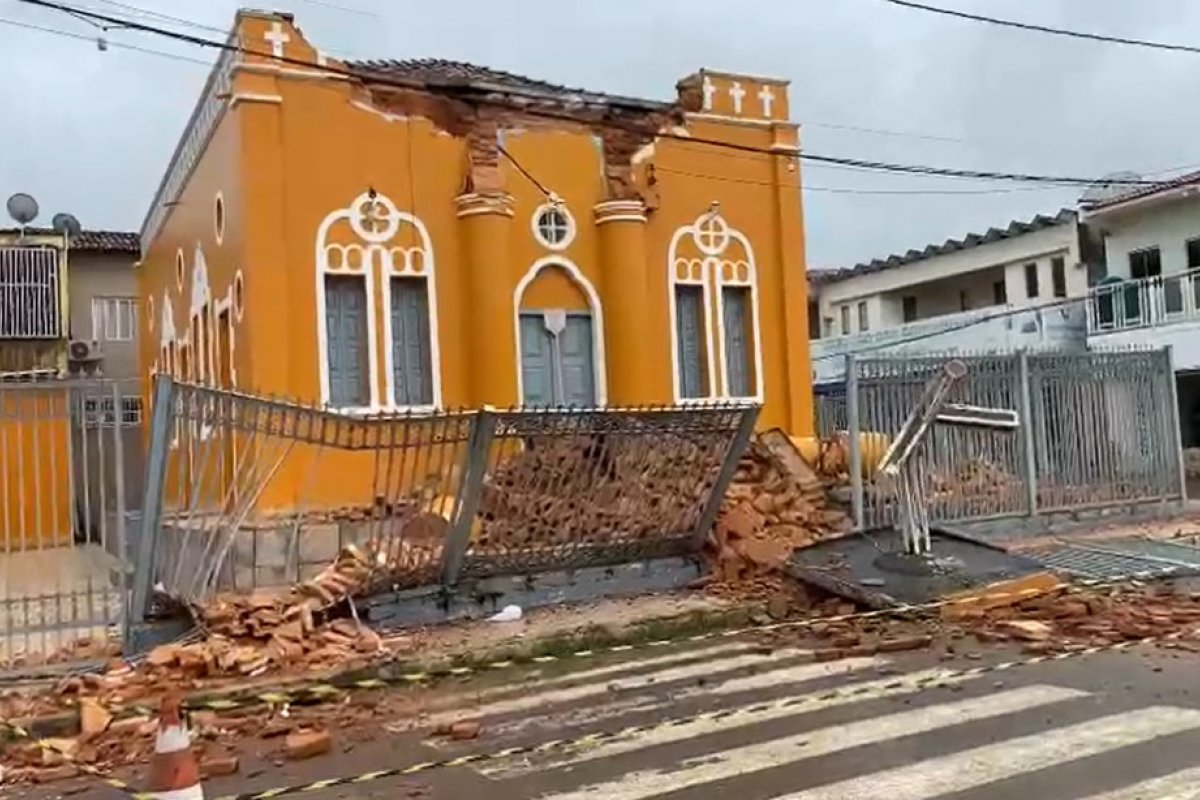 Igreja centenária desaba por causa da chuva no oeste da BA