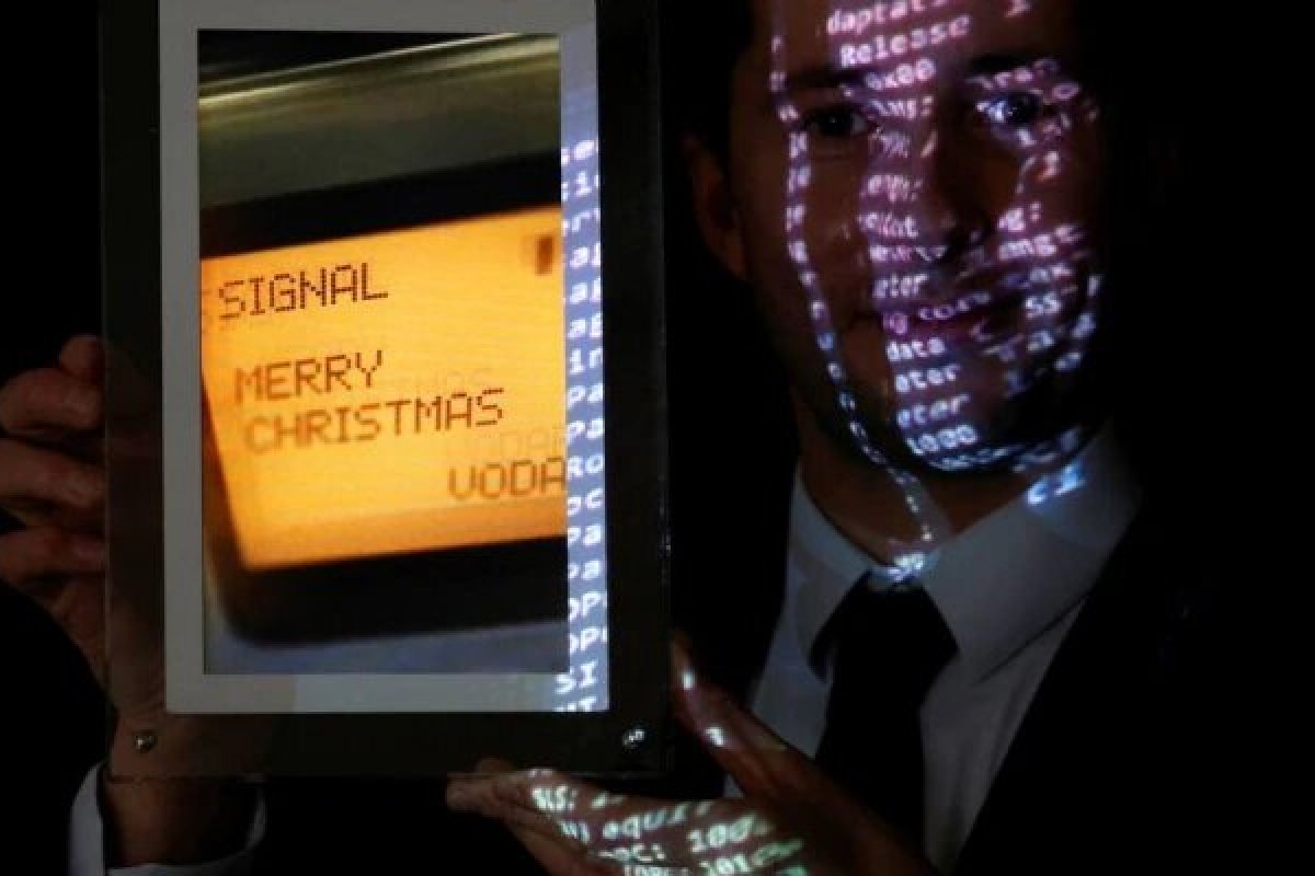 Primeiro SMS do mundo que desejava ""Feliz Natal" é leiloado em Paris 