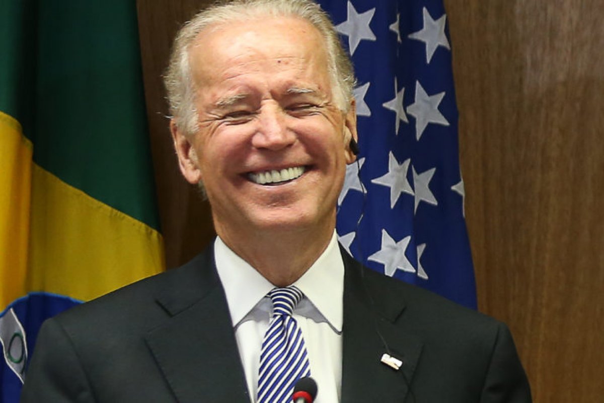 "Isso aumentaria minhas chances de concorrer", diz Biden sobre candidatura de Trump 