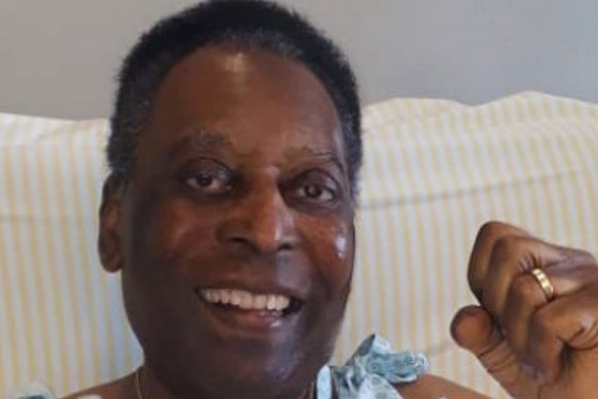Pelé recebe alta após duas semanas internado para tratar tumor