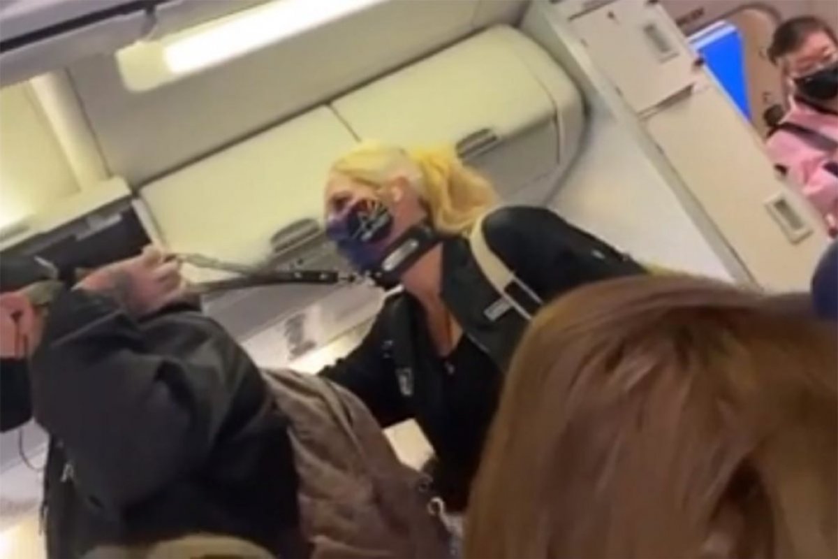 Passageira entra em avião puxada por coleira