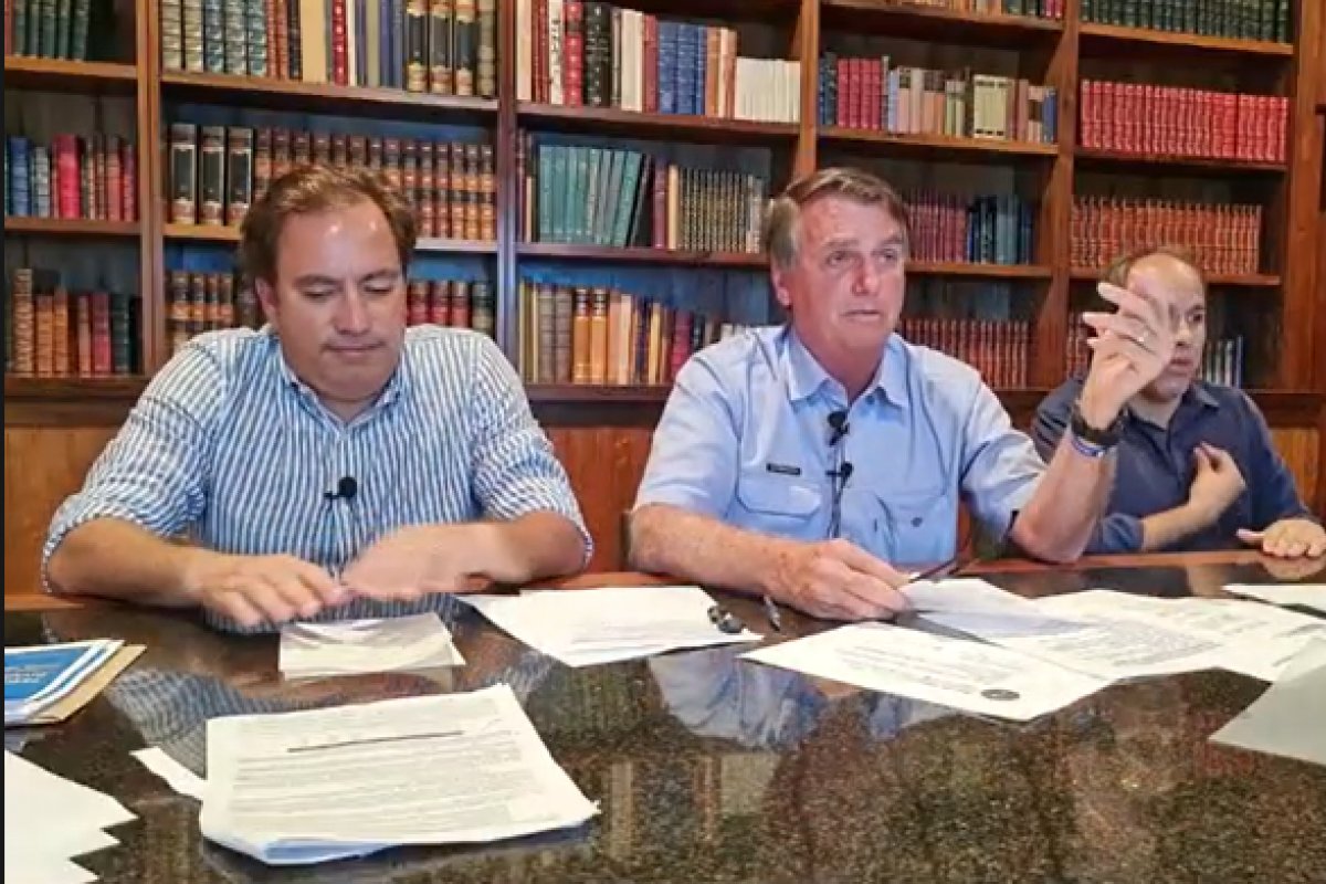 Bolsonaro critica "jantar da democracia" entre Lula e outros políticos