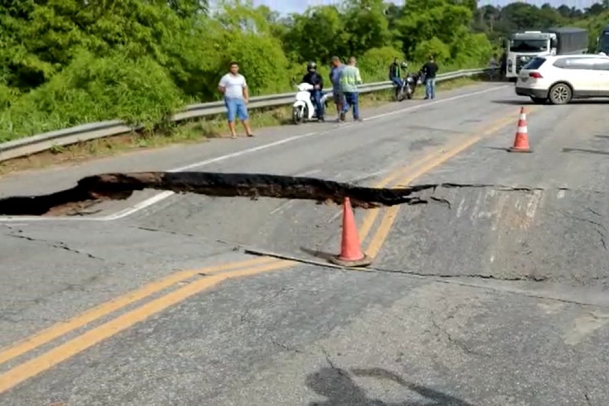 Trecho da BR-101 segue bloqueado no sul da Bahia