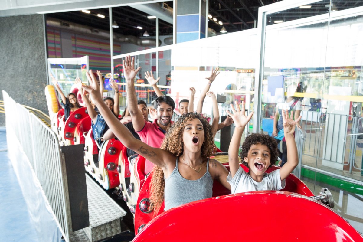 Durante as férias, crianças e adultos podem se divertir no Playland Salvador