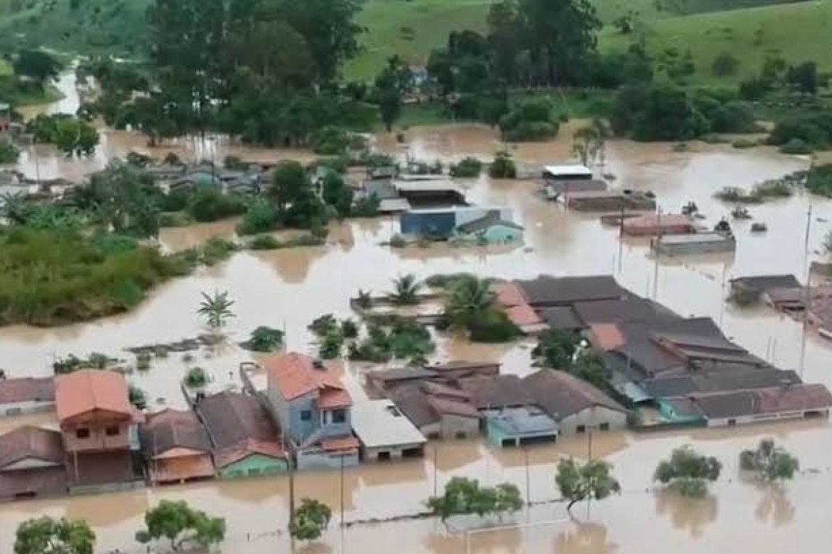 São Paulo envia bombeiros e policiais da aviação da Polícia Militar para auxiliar as vítimas das chuvas que atingem a Bahia! 