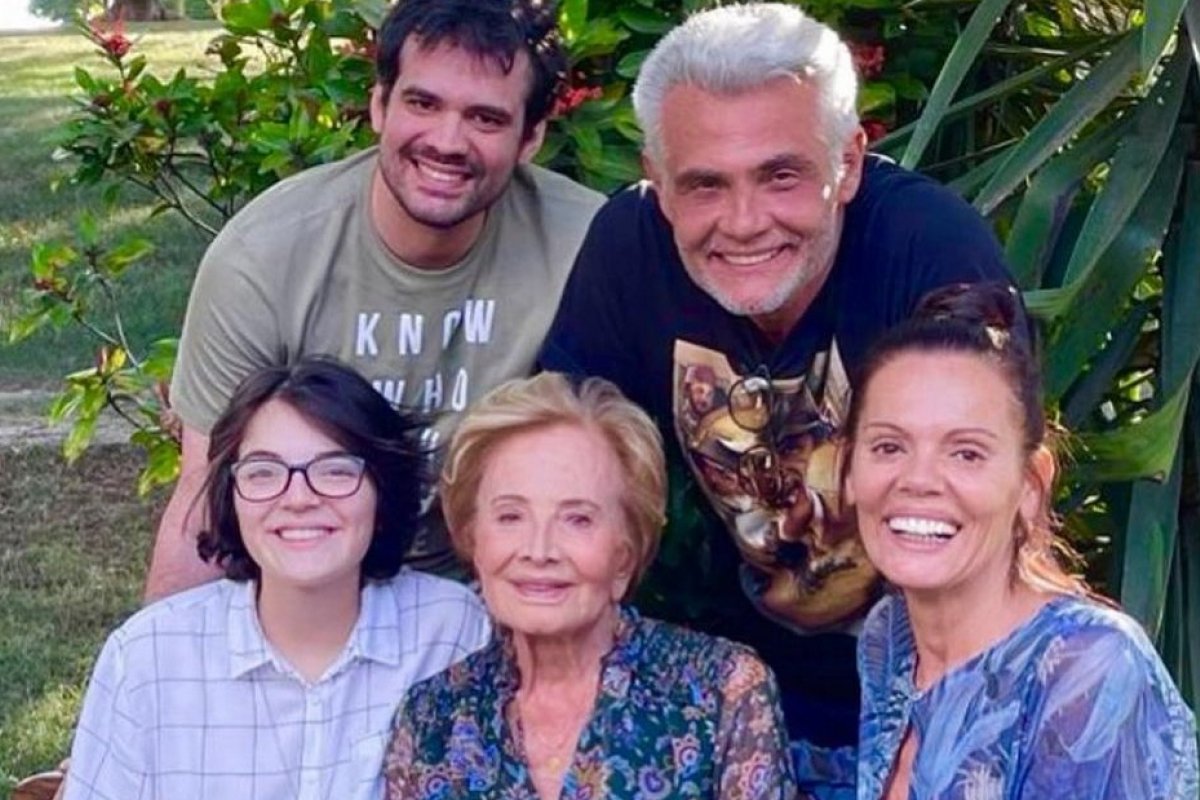 Gloria Menezes reúne a família no primeiro Natal sem Tarcísio Meira