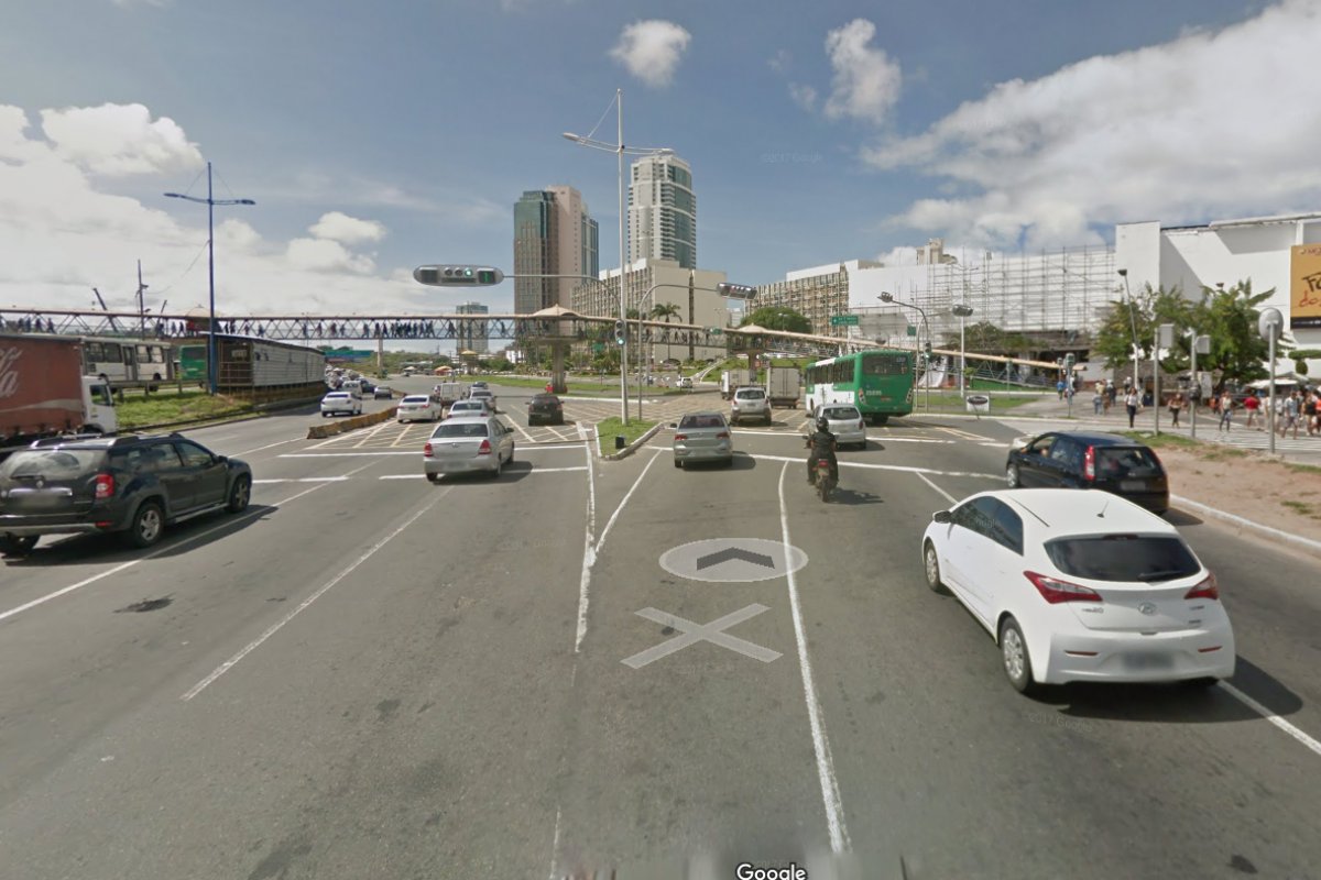 Veículo pega fogo próximo na avenida Tancredo Neves