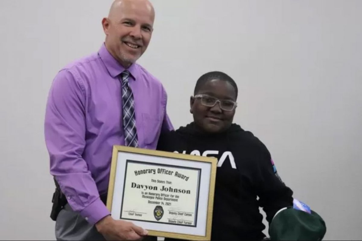 Menino de 11 anos salva duas pessoas no mesmo dia e recebe título