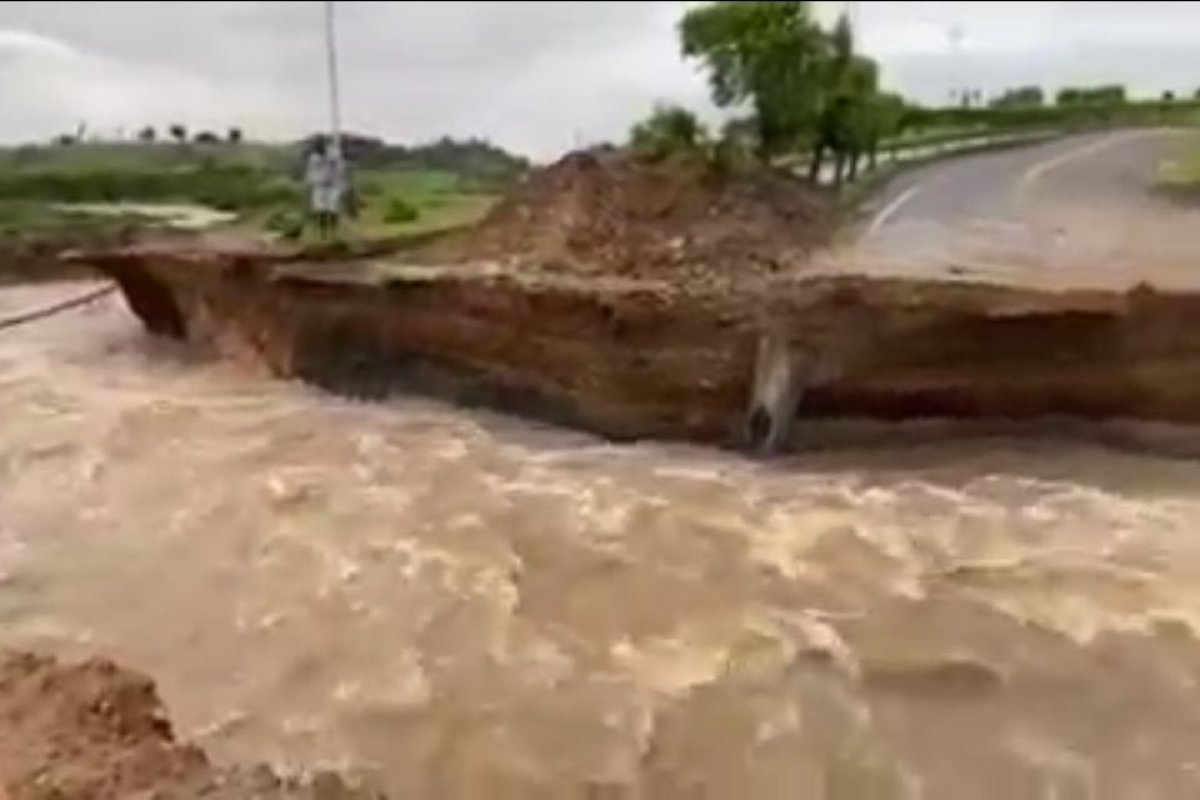 Vídeo: trecho da BR-242, em Conceição do Almeida, é interditado por conta da chuva