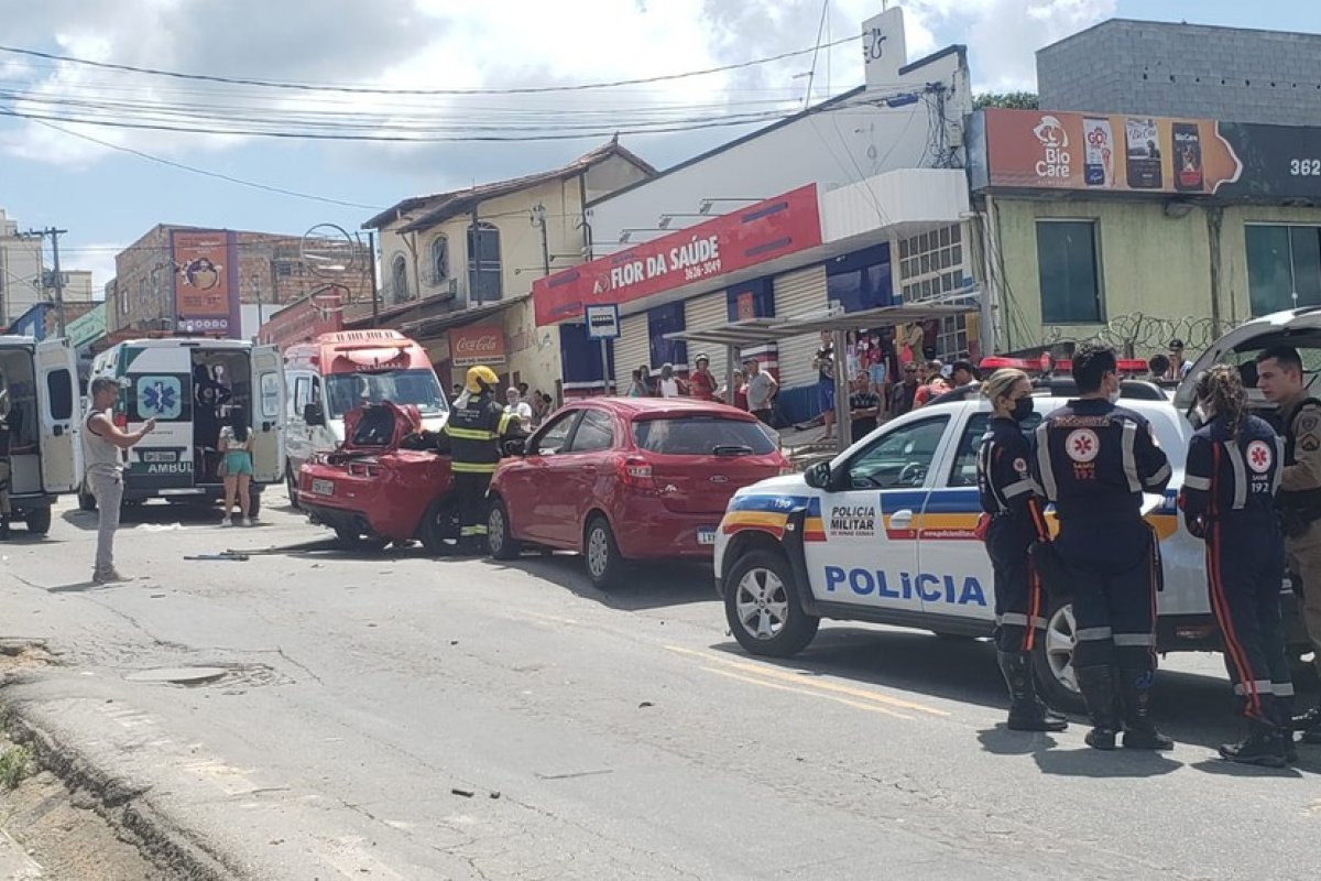 Acidente com Camaro vermelho e outros seis carros deixa feridos em Belo Horizonte