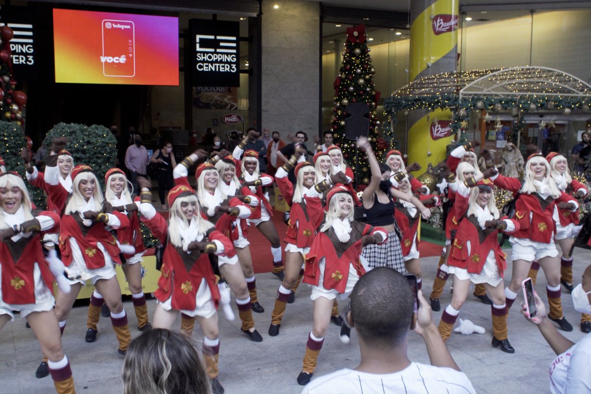 Fãs do recém premiado game Genshin Impact foram surpreendidos em plena avenida paulista com flash mob da cosplay da Klee
