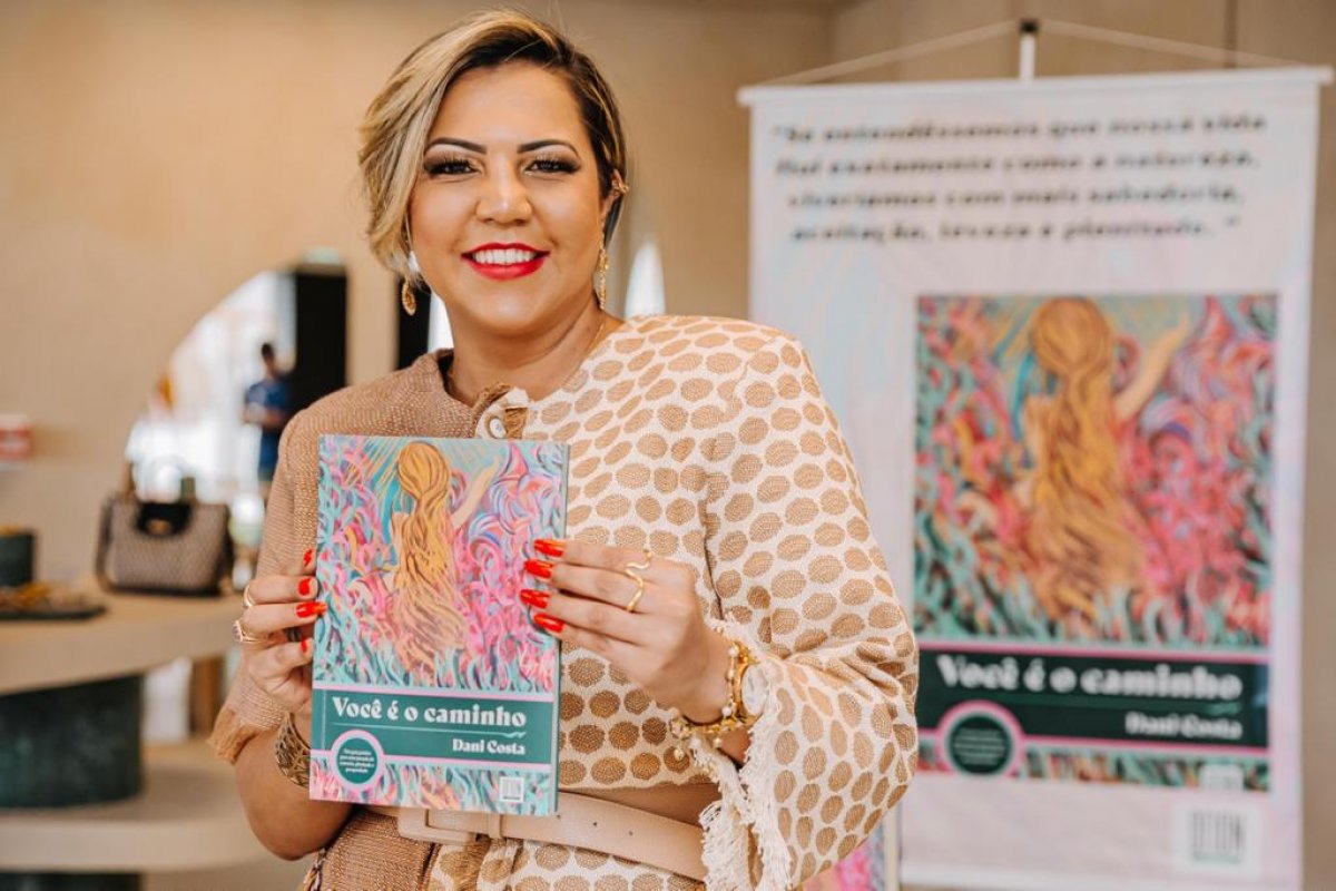 Dani Costa lança o livro "Você é o Caminho"