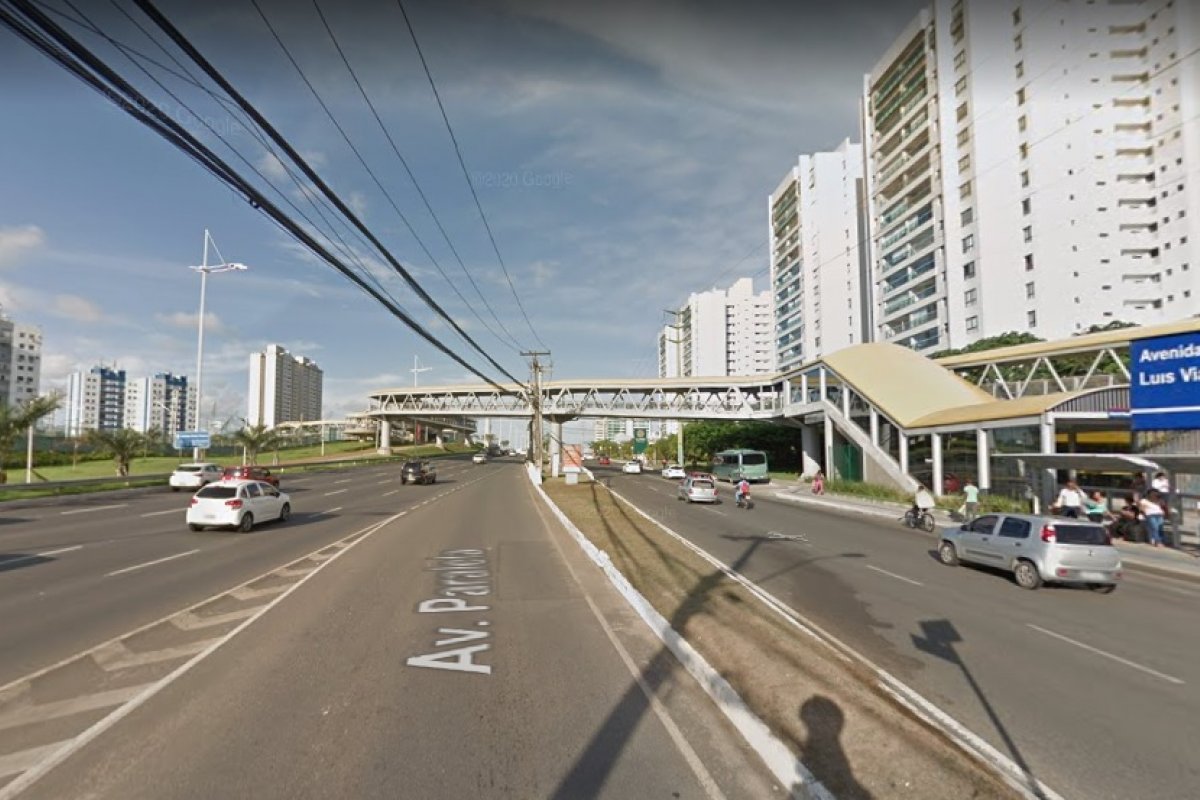 Vídeo: Acidente na Avenida Paralela deixa trânsito lento no sentido aeroporto