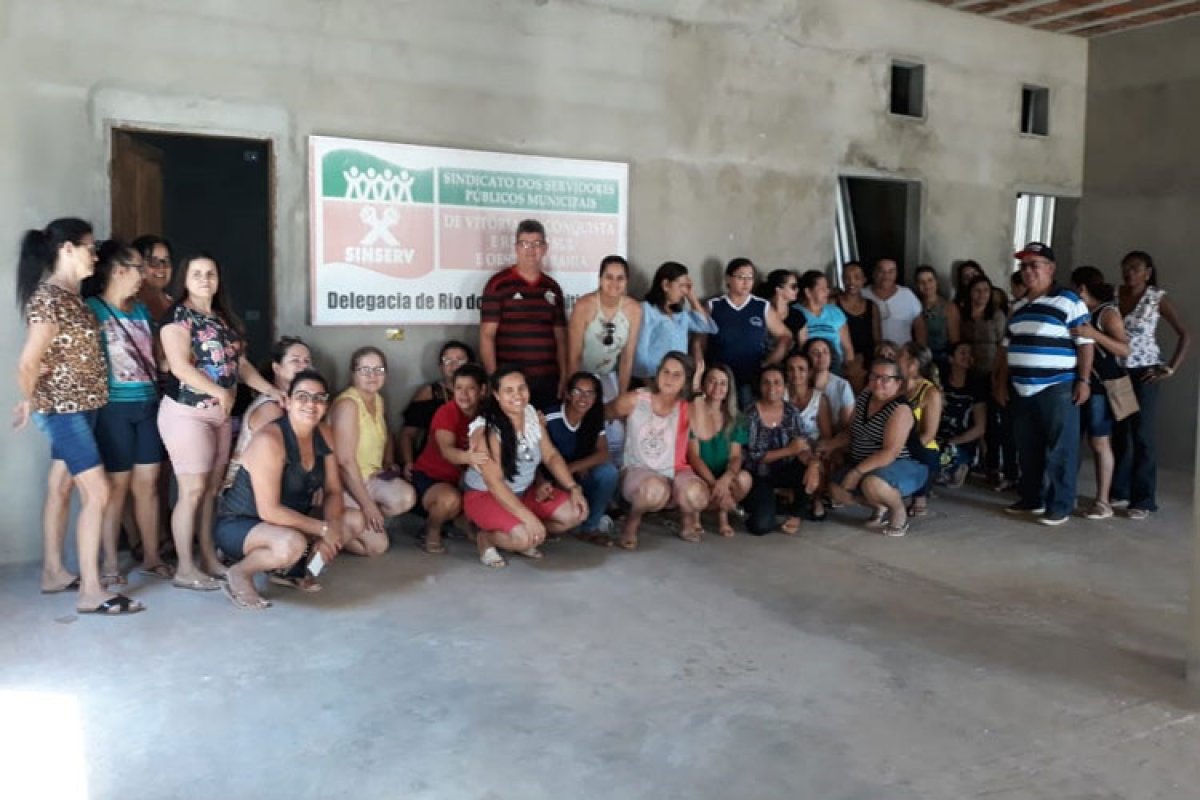 Professores param atividades e cobram normalização de salários no centro sul da Bahia