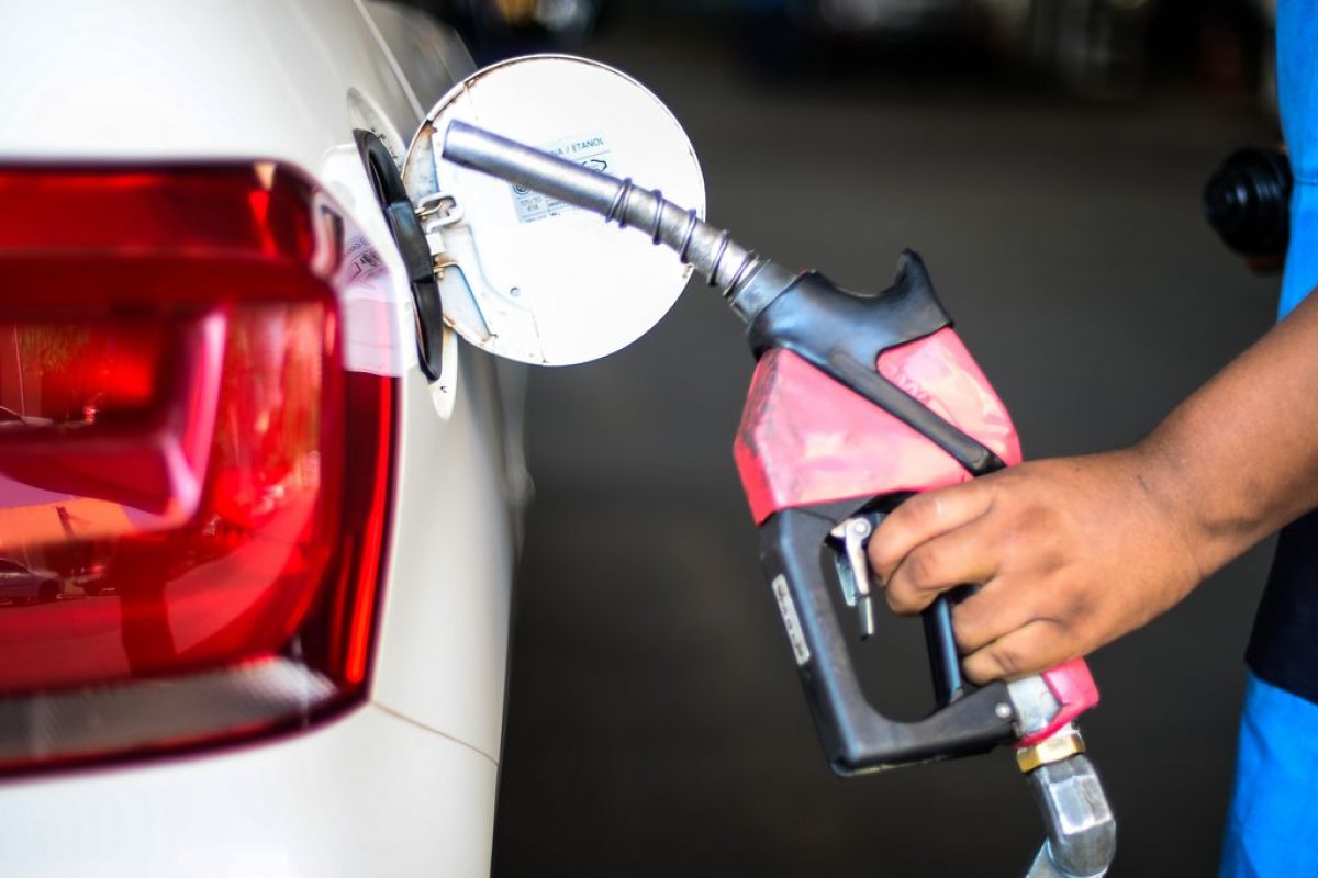 Gasolina aditivada é melhor opção para o carro em quase todo o país, afirma especialista