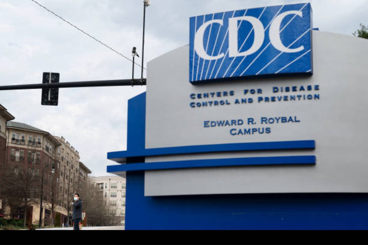 CDC reduz tempo de isolamento e quarentena para quem tem Covid-19 nos EUA