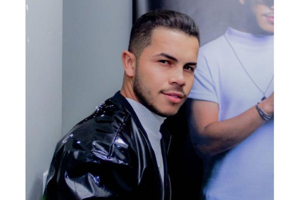 Gabriel Costta se apresenta no Réveillon Caldas Paradise