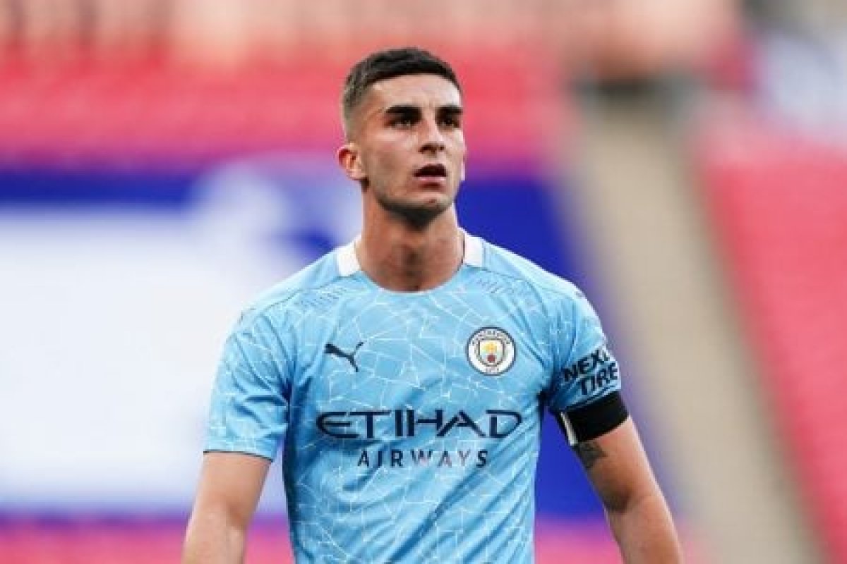 Barcelona confirma contratação de Ferrán Torres