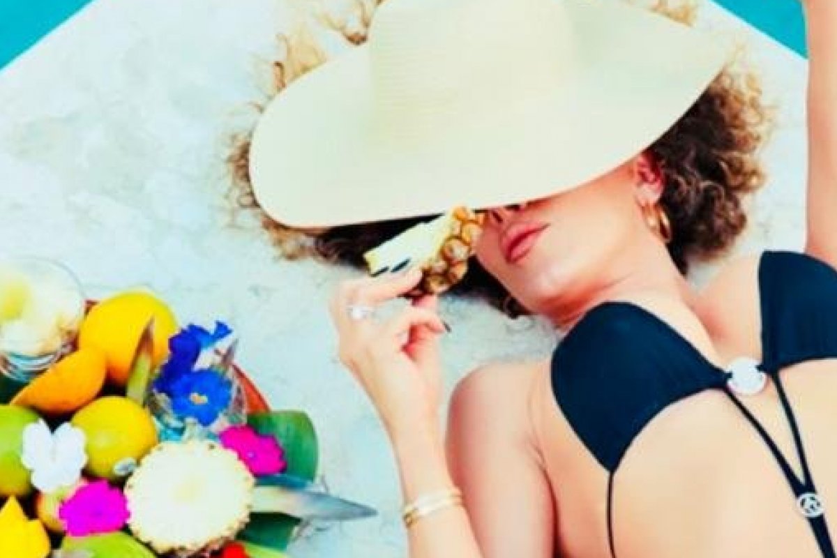 Estilista e empresária ítalo-brasileira lança coleção de biquínis de luxo com detalhes em ouro